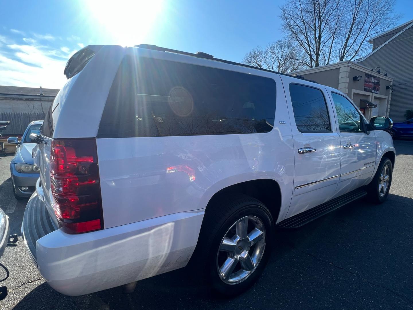 2014 White /Black Leather Chevrolet Suburban LTZ 1500 4WD (1GNSKKE77ER) with an 5.3L V8 OHV 16V FFV engine, 6 SPEED AUTOMATIC transmission, located at 1018 Brunswick Ave, Trenton, NJ, 08638, (609) 989-0900, 40.240086, -74.748085 - Photo#4